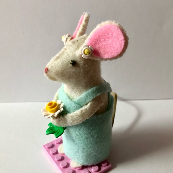 Lego lover Felt Mouse Art Doll Hand-sewn 4 inches tall Daisy aqua dress maniac - Picture 7 of 8